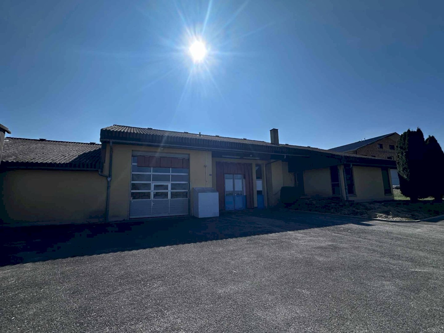 RESERVE – Magnifique parcelle de 2&rsquo;945 m2 avec surface artisanal et bureaux à vendre