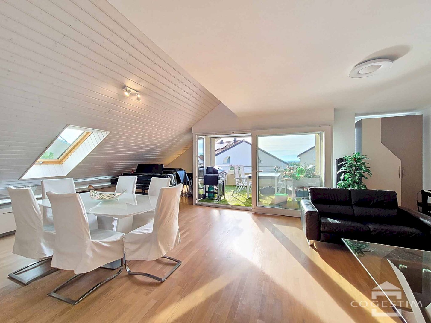 Elégance au cœur du bourg
Vaste duplex de 5.5 pièces