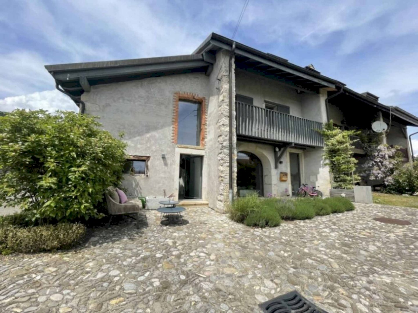 Maison de village mitoyenne de 6.5 pièces entièrement rénovée