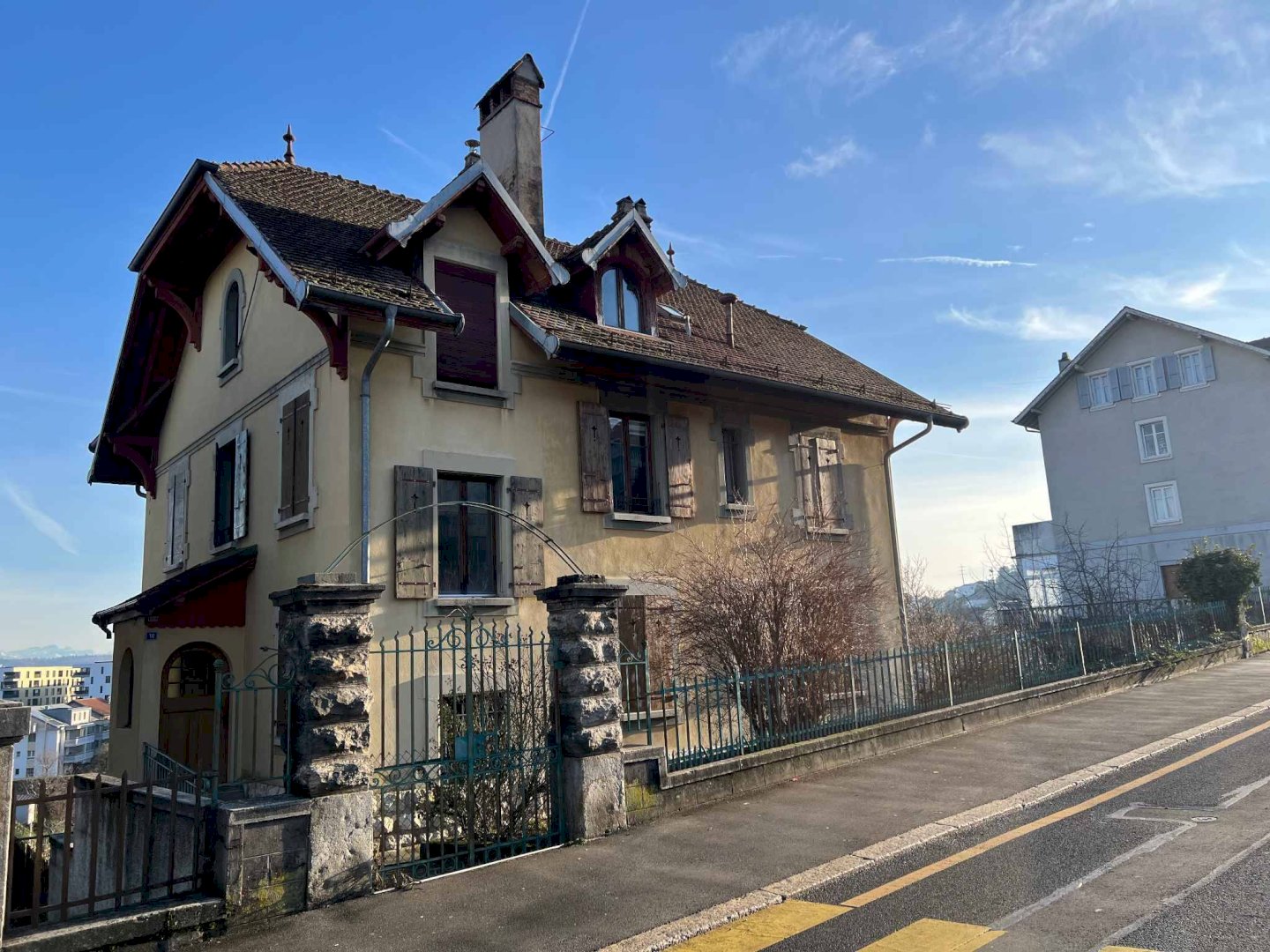 Immeuble locatif mitoyen à deux pas du centre-ville avec places de parc