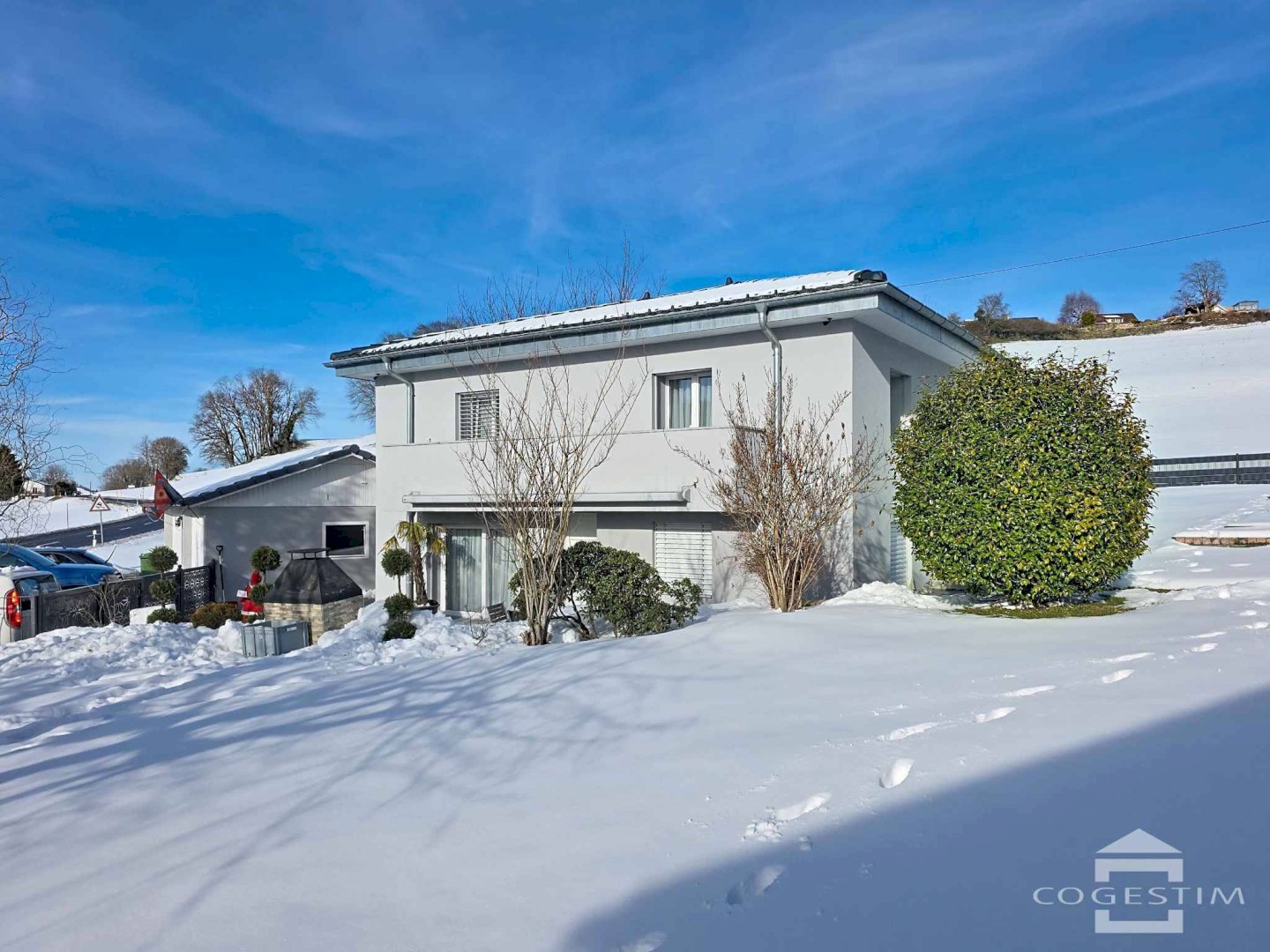 Villa individuelle rénovée avec vaste parcelle et vue dégagée