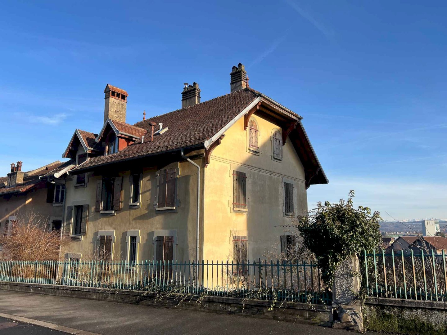 Immeuble locatif mitoyen à deux pas du centre-ville avec places de parc