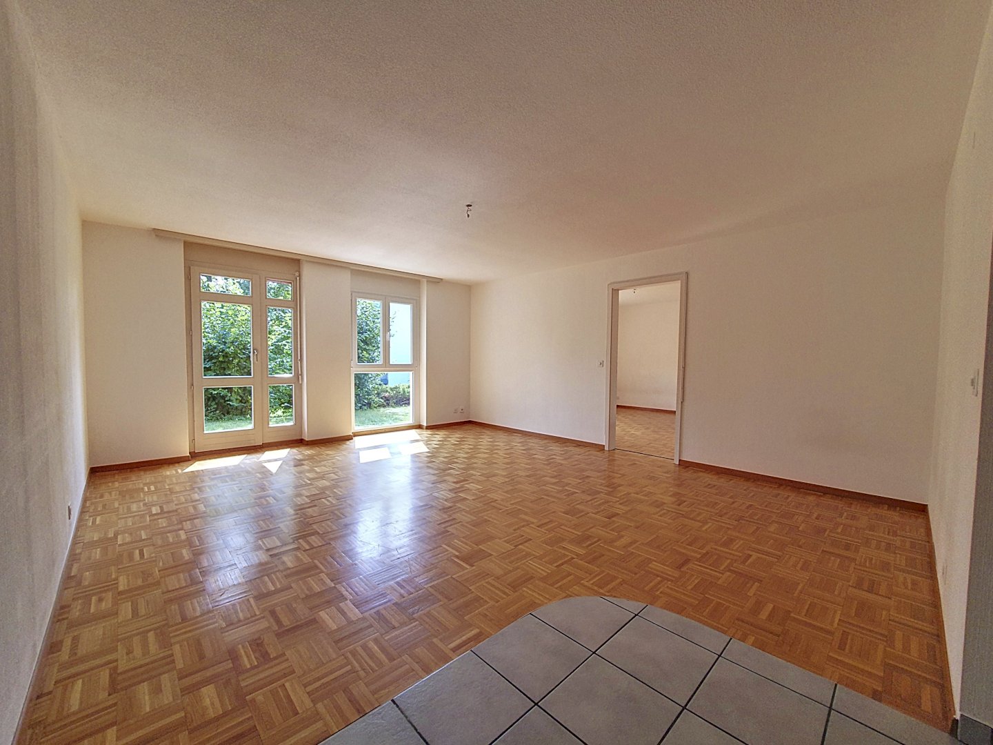 Bel appartement de 2,5 pièces au rez-de-chaussée d&rsquo;environ 66m2