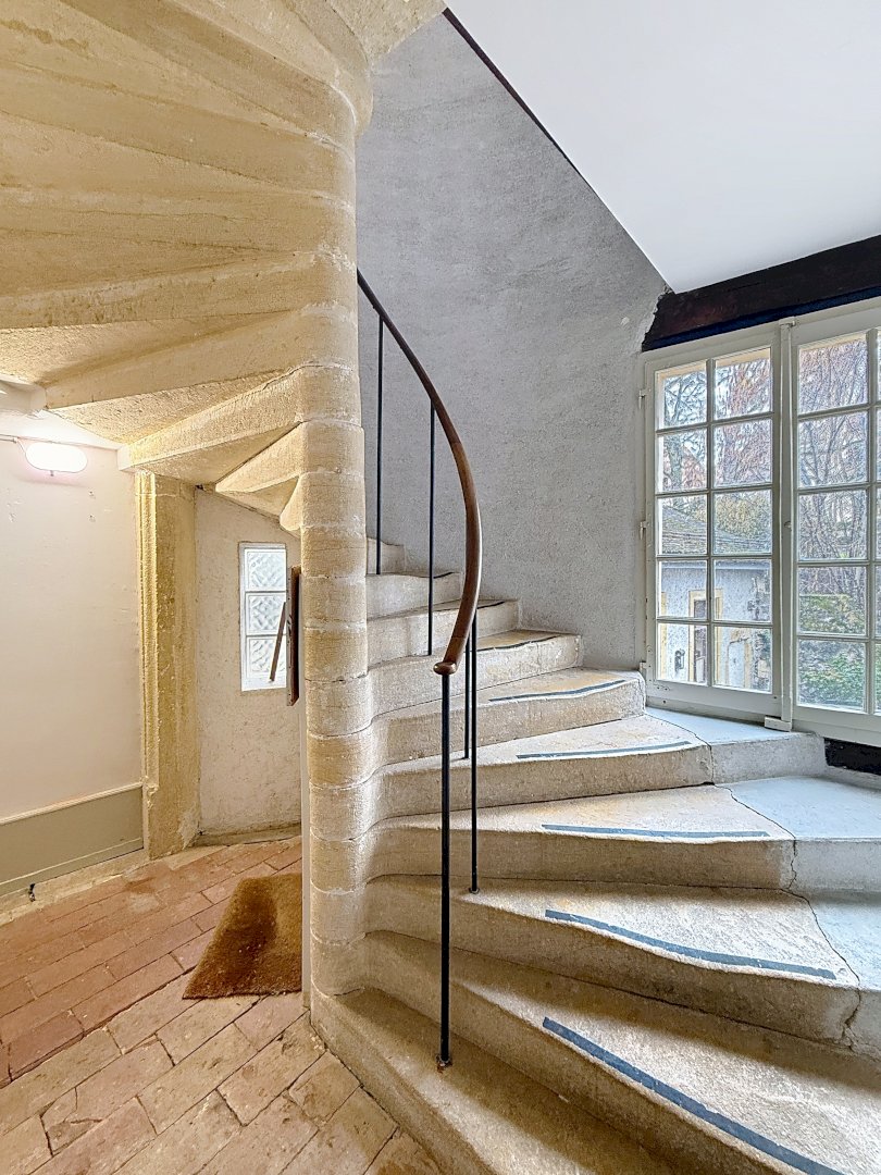 Logement atypique de 5.5 pièces au 2ème étage (bail à durée déterminée)