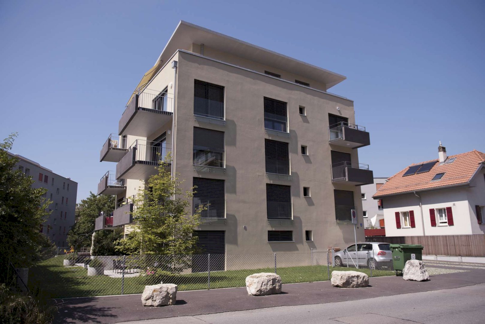 Studio moderne à louer avec balcon