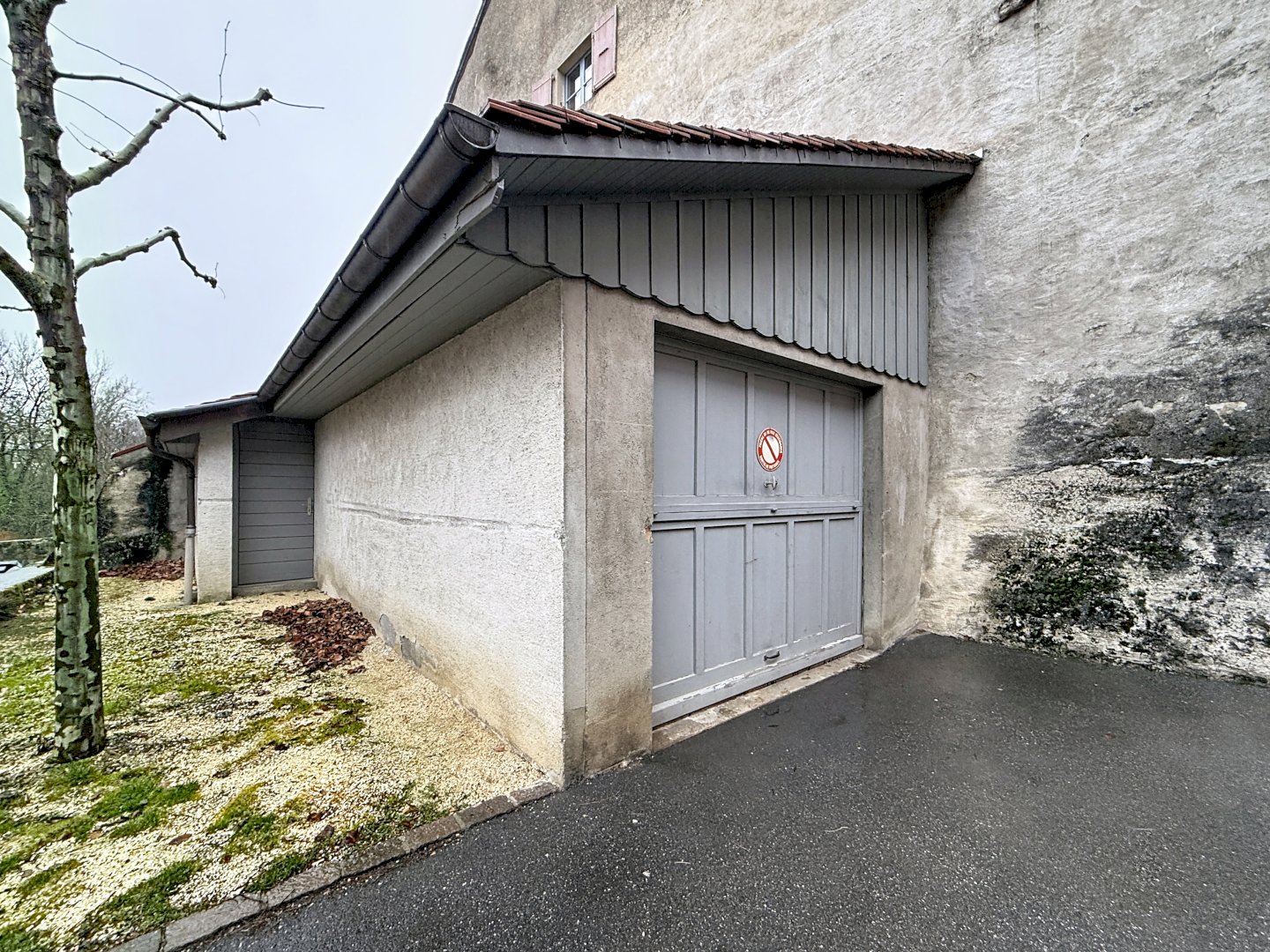 À louer garage box individuel idéal pour voiture, moto ou stockage