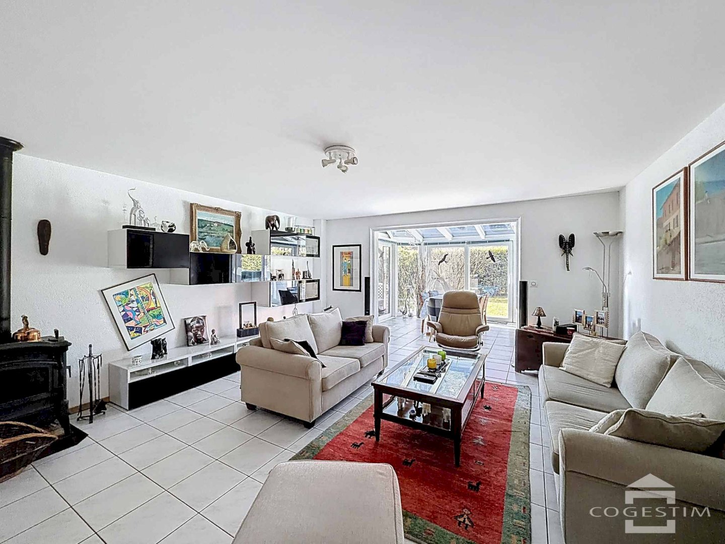 Villa jumelée avec véranda 
et jardin aménagé