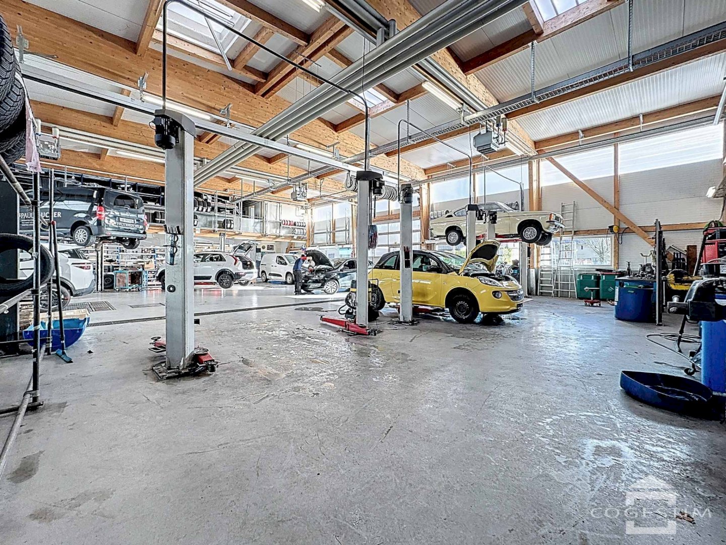 Atelier, station de lavage et 14 places de parc