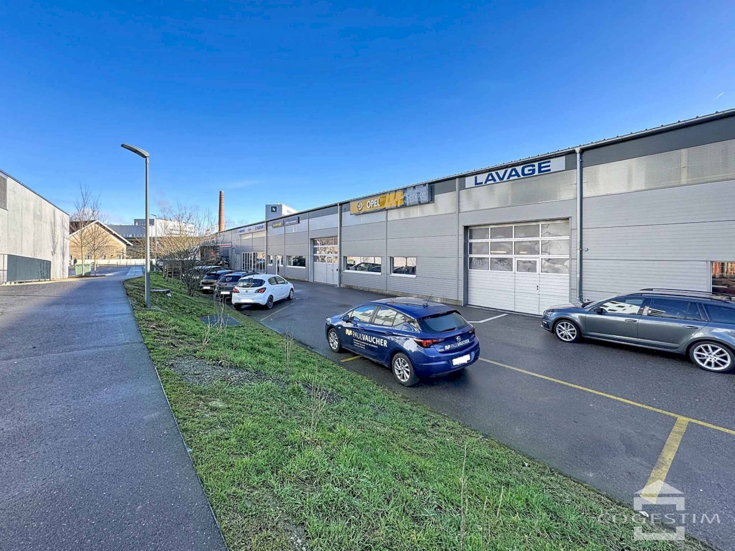 Atelier, station de lavage et 14 places de parc