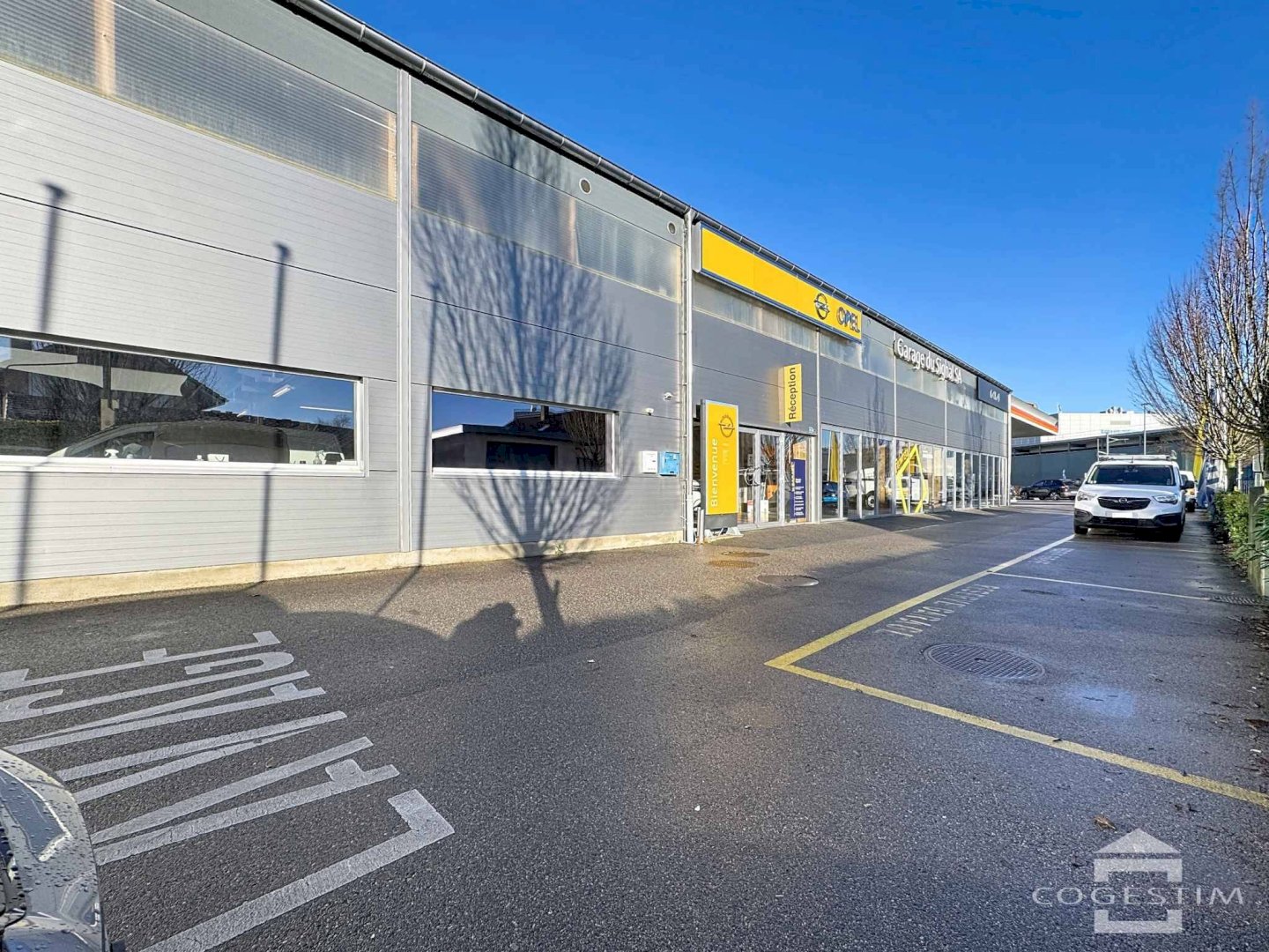 Réception, exposition et 8 places de parc