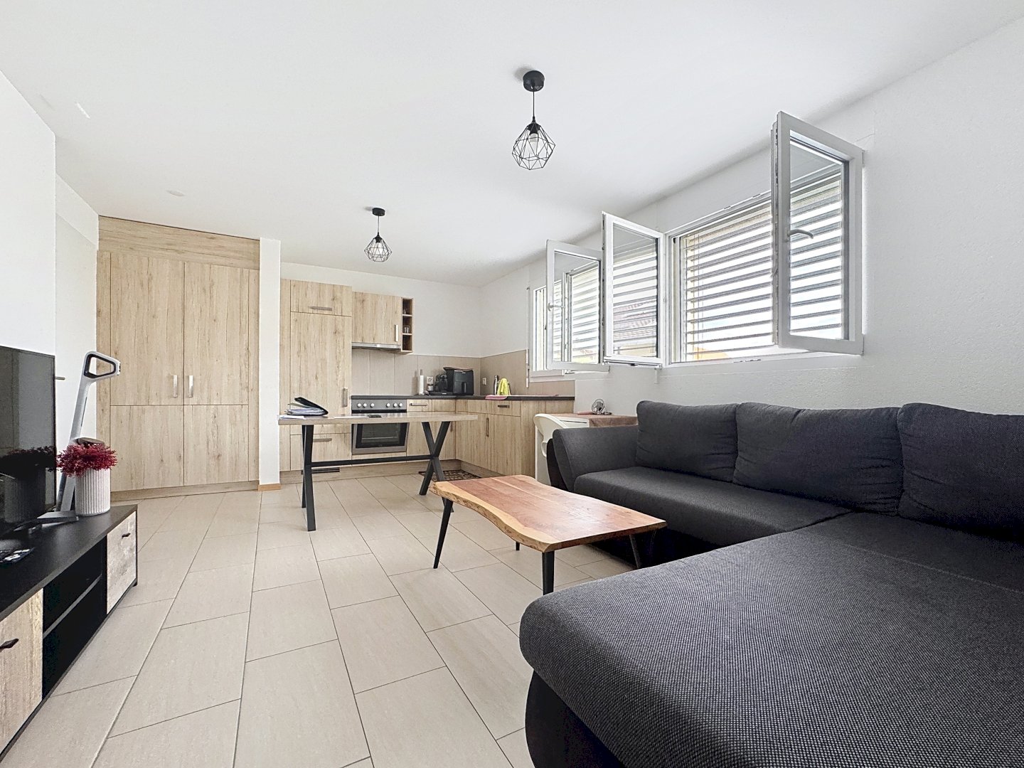 Bel appartement de 2 pces au 1er étage