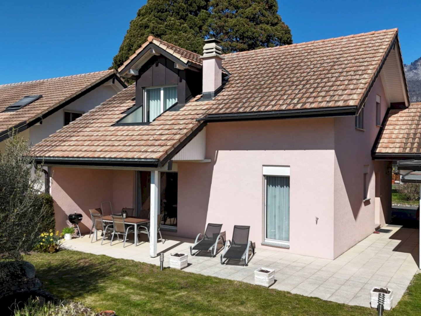 Villa mitoyenne 5.5 pièces avec jardin plein sud et vue imprenable sur les Alpes