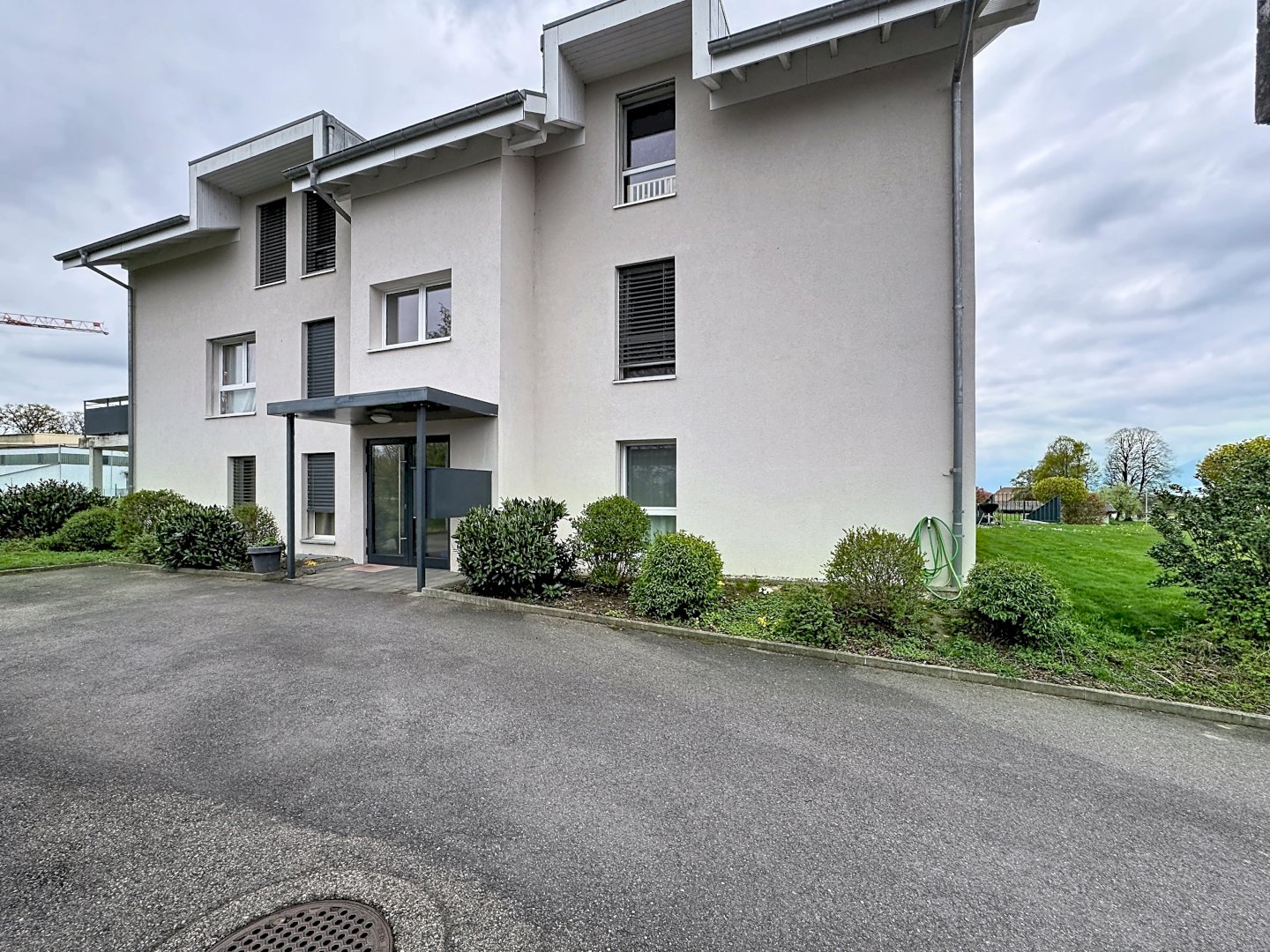 Appartement rafraîchi de 4.5 pièces au rez-de-chaussée