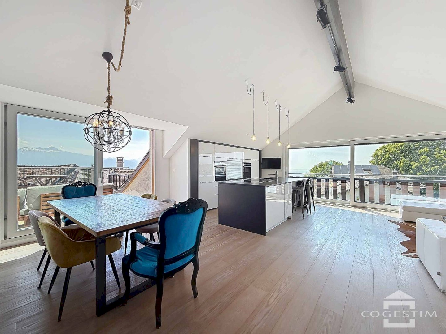 Spacieux duplex de 5.5 pièces avec terrasse et vue sur le Lac Léman