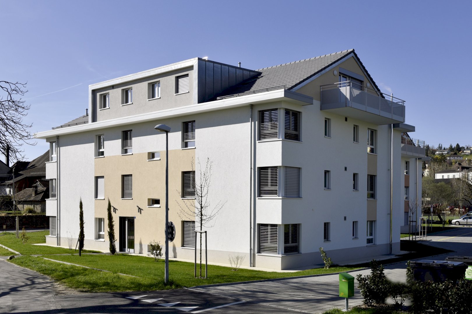 Attique traversant lumineux avec accès ascenseur privatif – 2 balcons