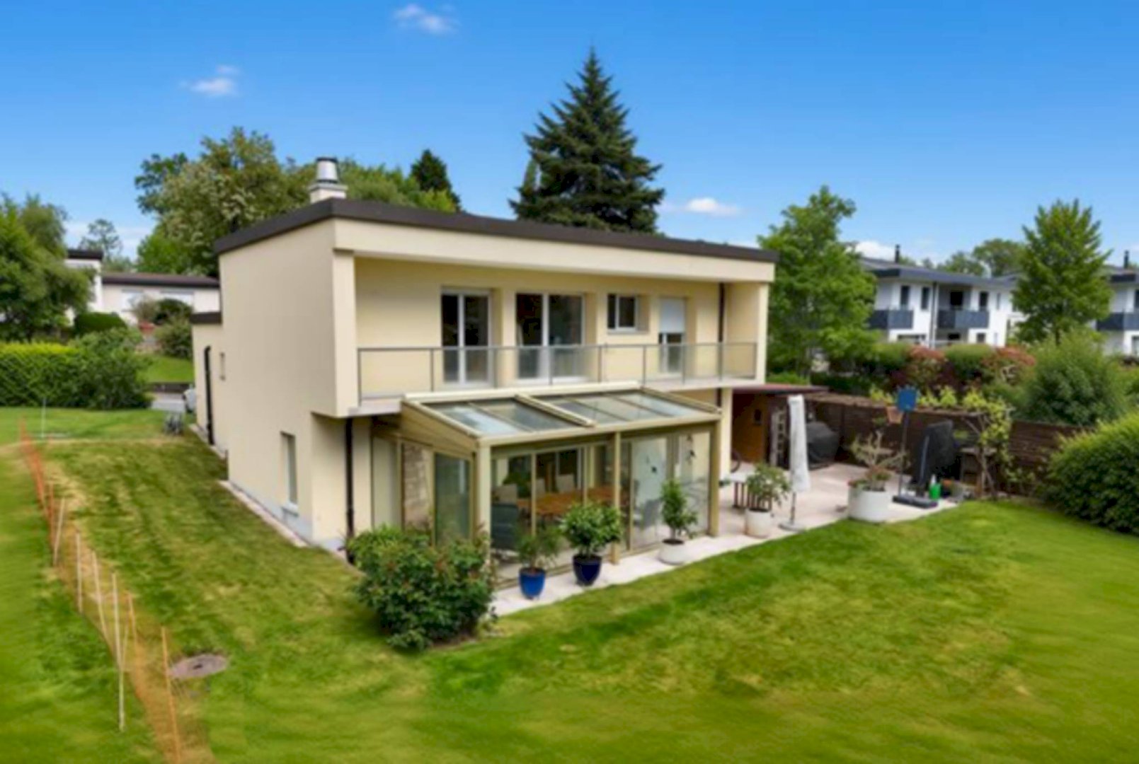 Dans un cadre serein et verdoyant 
charmante maison individuelle 
à deux pas du centre-ville