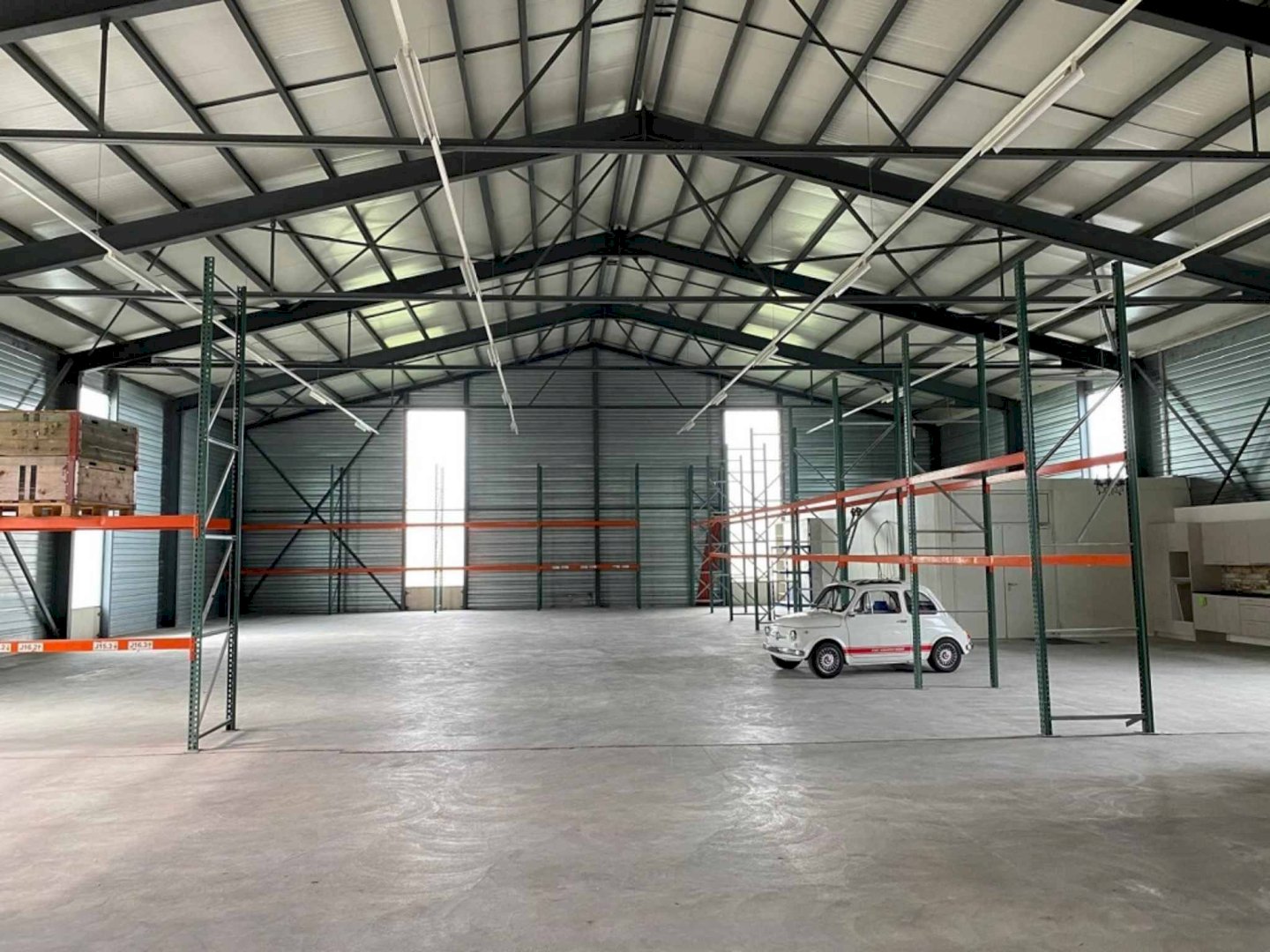 Surface de stockage dans une halle à plein pied avec accès camion