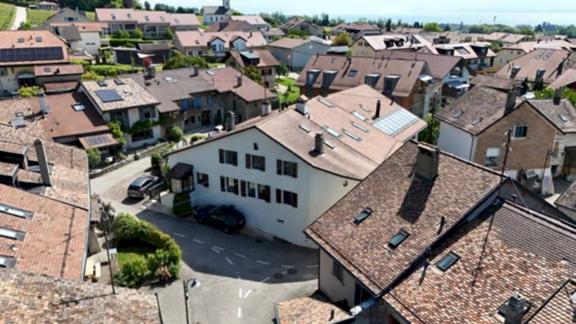 Maison de charme et authentique du 17ème siècle au cœur du bourg avec jardin et terrasse