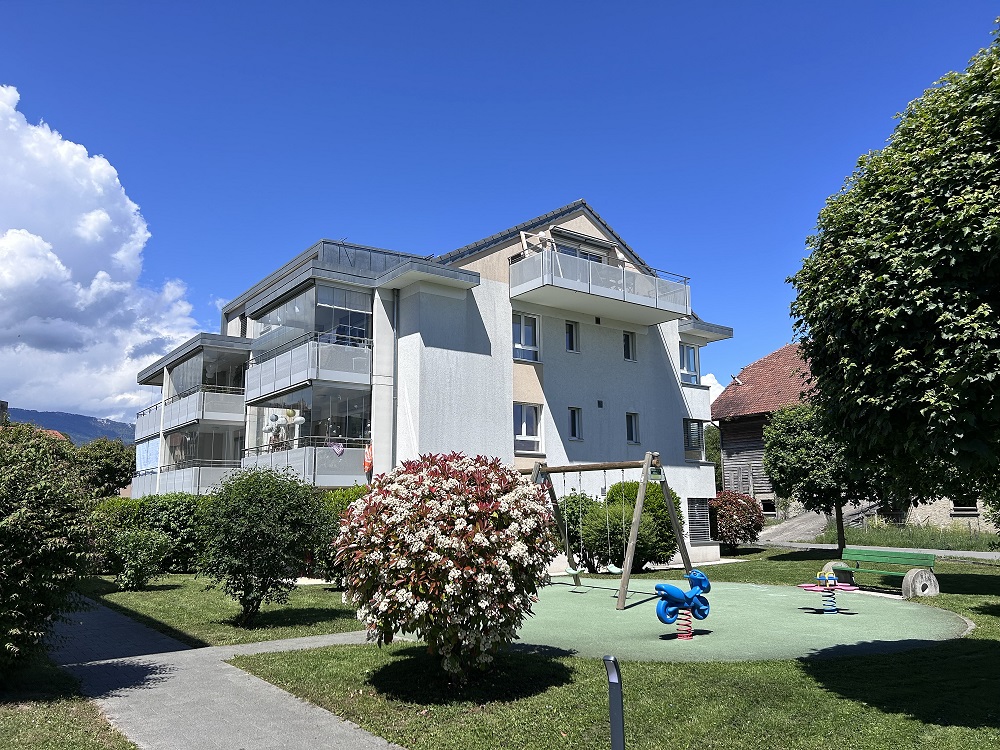 Attique traversant lumineux avec accès ascenseur privatif – 2 balcons