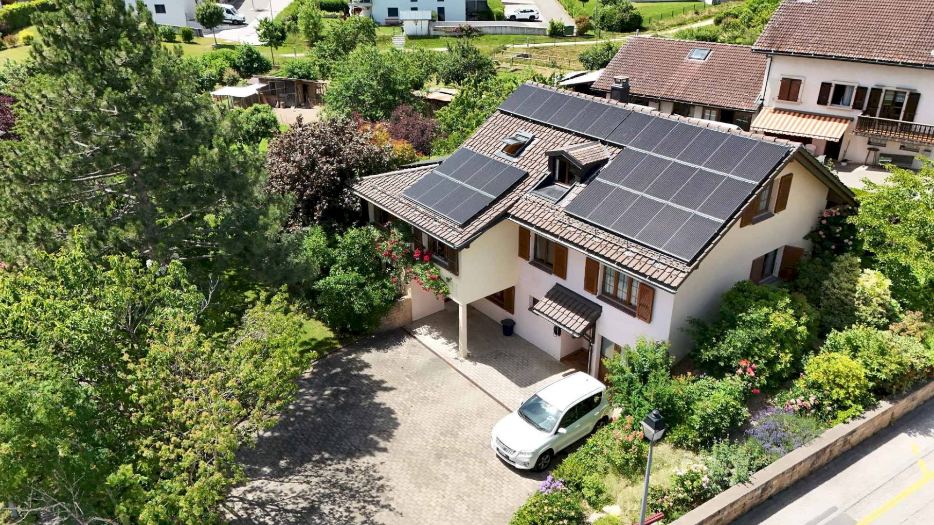 Grande maison individuelle 
dans son écrin de verdure