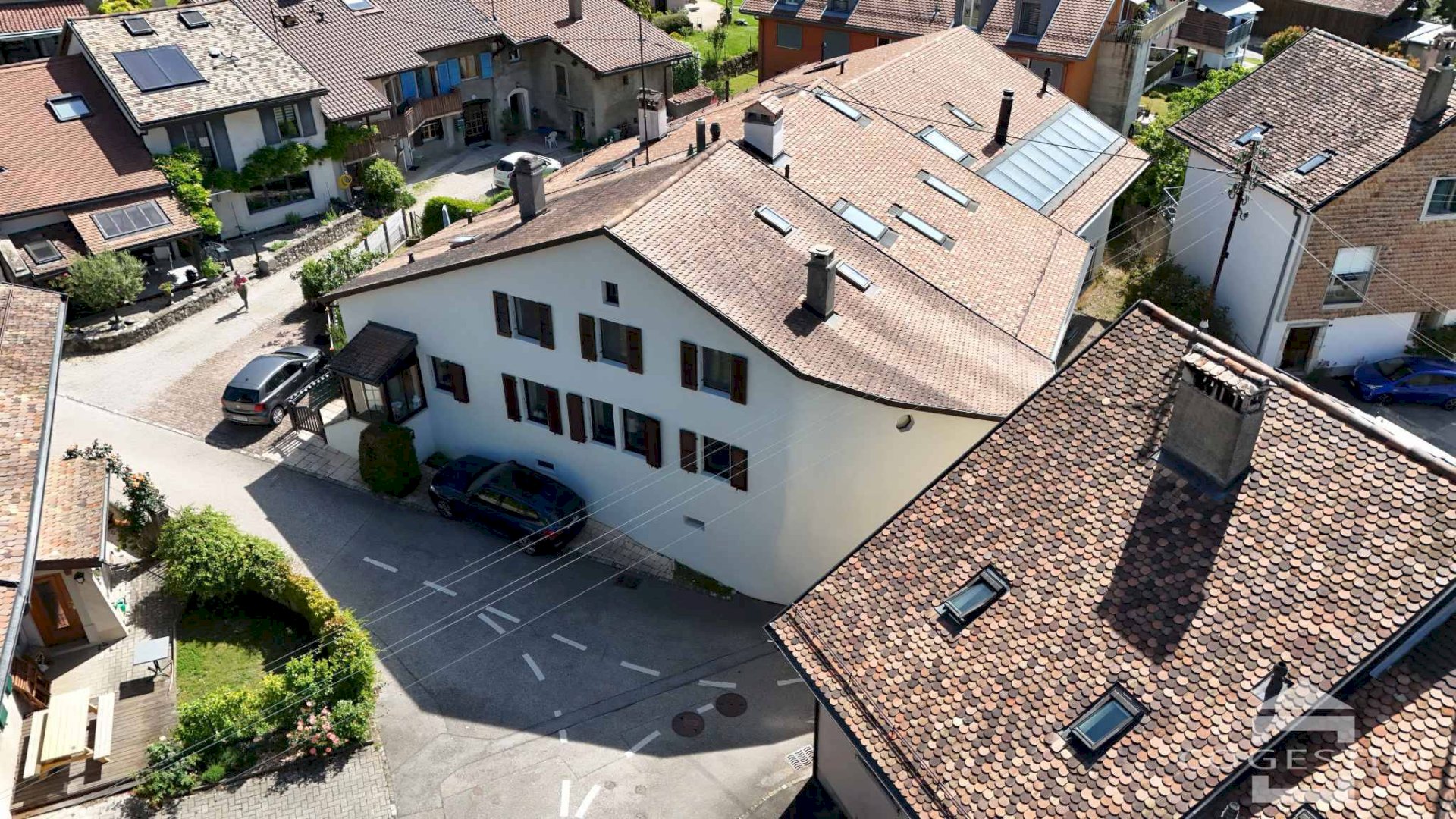 Maison de charme et authentique du 17ème siècle au cœur du bourg avec jardin et terrasse