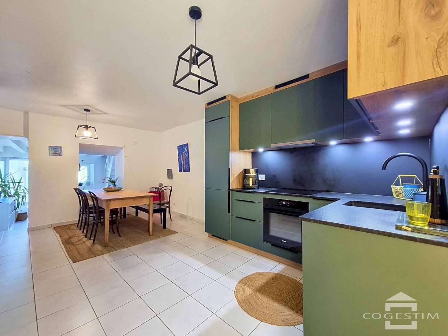 En exclusivité 
Charmant Triplex avec jardin 
au coeur du bourg de Perroy