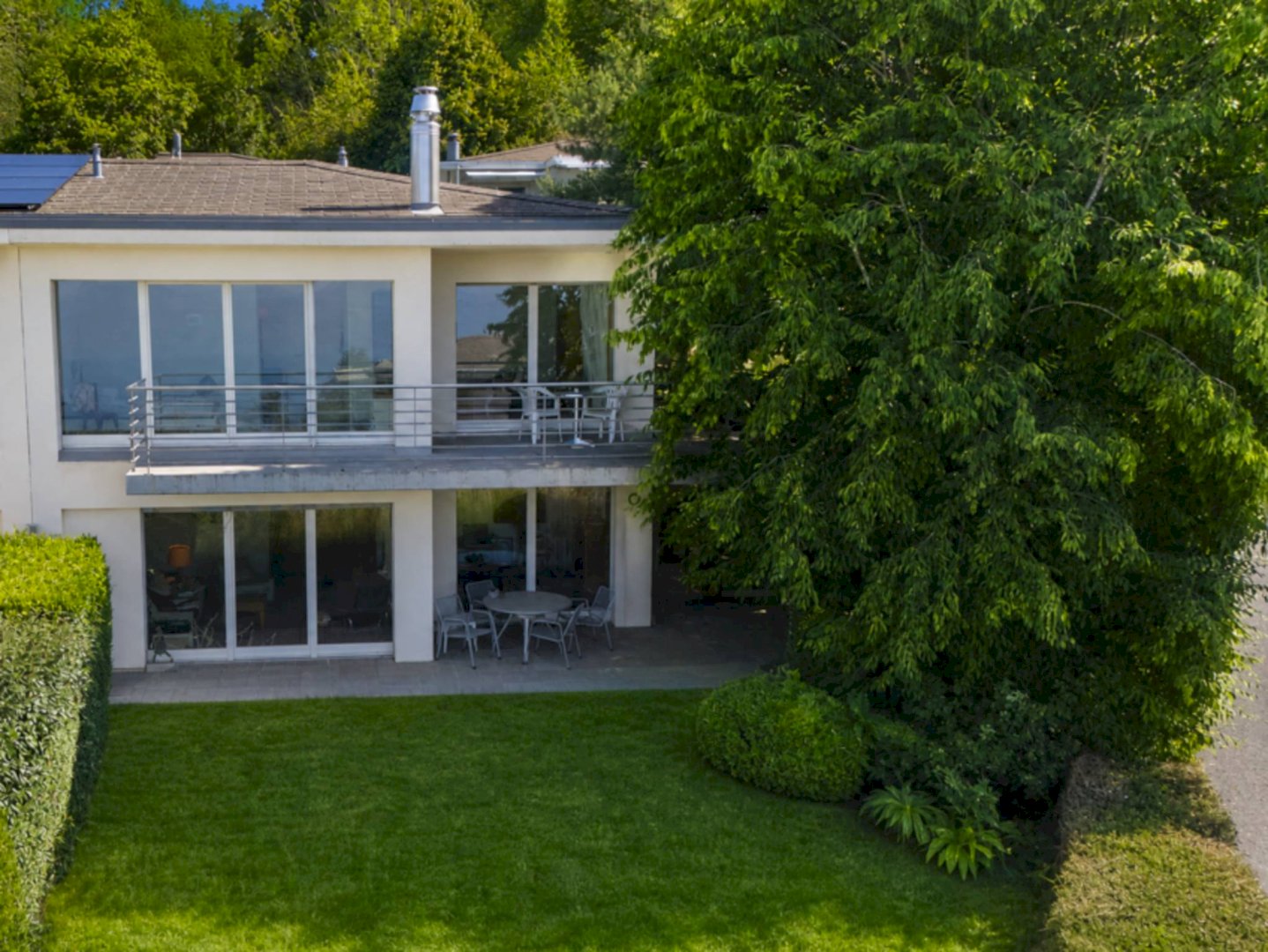 Rare villa jumelle avec vue imprenable sur le lac, au cœur d&rsquo;un quartier résidentiel