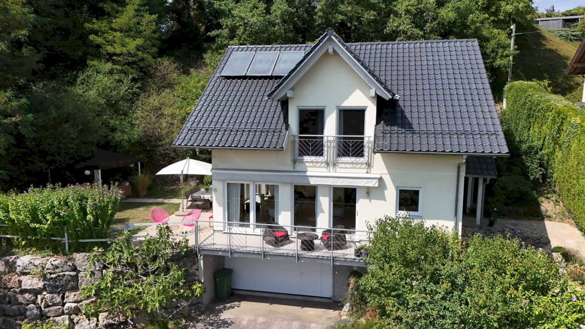 Maison individuelle en bois dans un écrin de verdure
