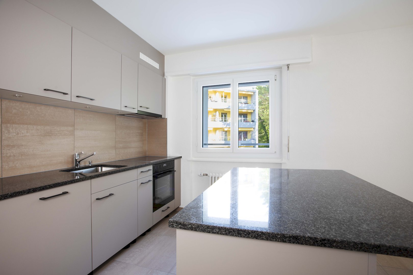 Lumineux appartement de 2.5 pièces au 1er étage avec balcon