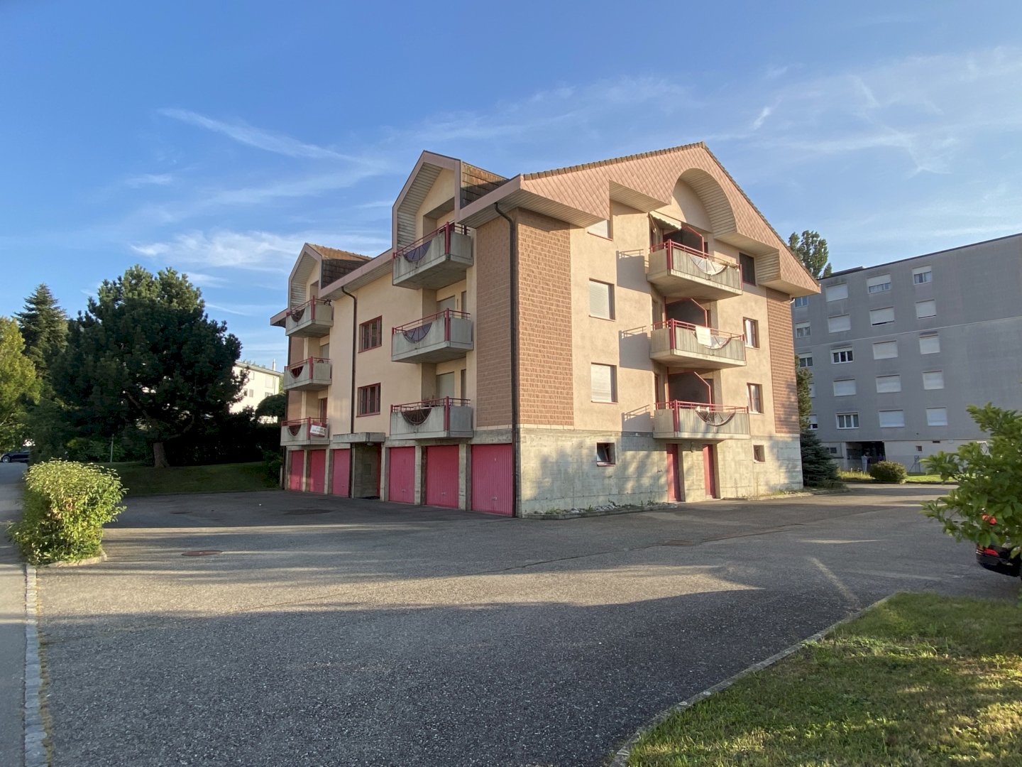 Place de parc extérieure à louer à Domdidier