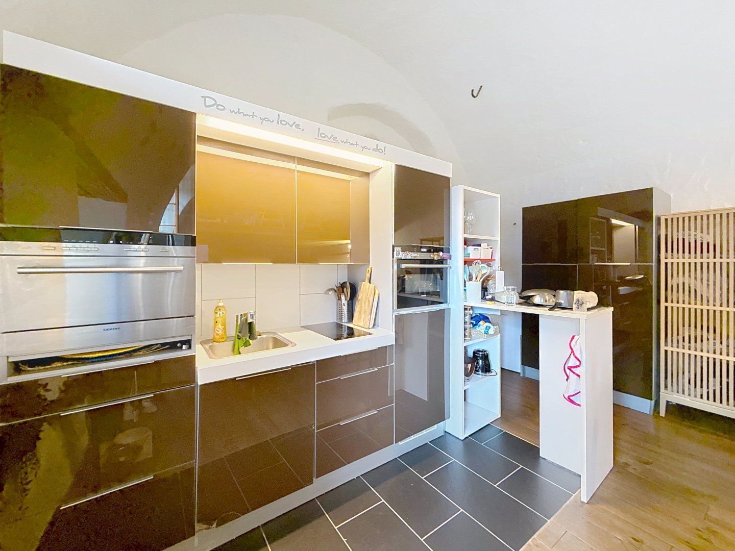 Bel appartement de 1 pièce au rez-de-chaussée.