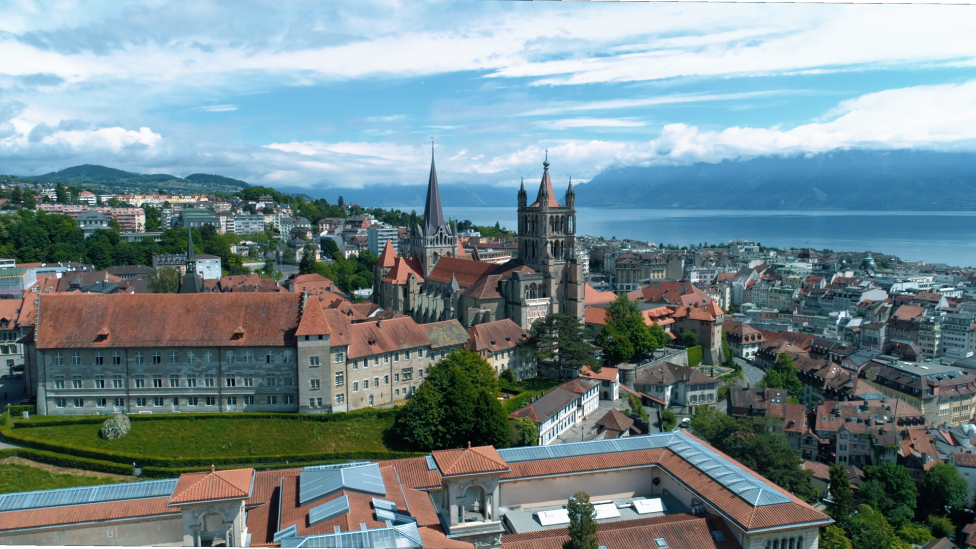 Vue de la cathédrale de Lausanne et du lac Léman.